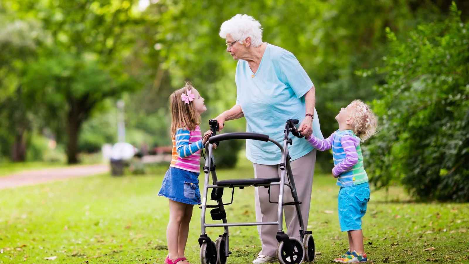 فوائد متبادلة.. كيف يمكن لأطفالك مساعدة كبار السن؟