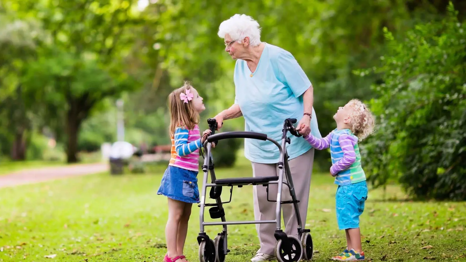 فوائد متبادلة.. كيف يمكن لأطفالك مساعدة كبار السن؟