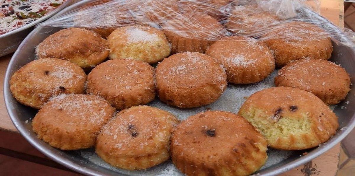 من "الرواني" إلى "البسبوسة.. يمنيات يبعن الحلويات في شوارع صنعاء (صور)