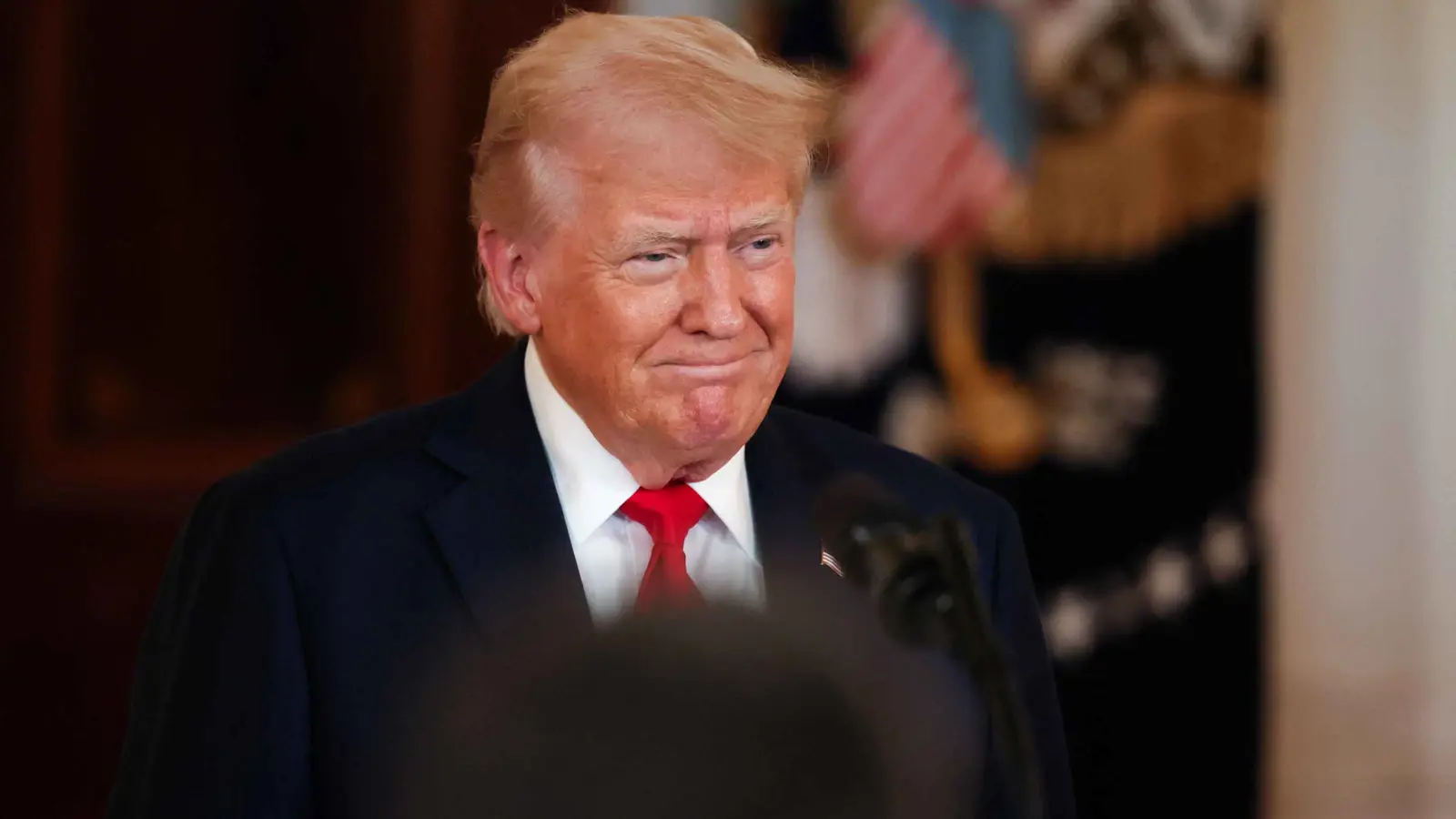 ملوحاً بالعقوبات.. ترامب يدعو لوقف مشتريات النفط من إيران