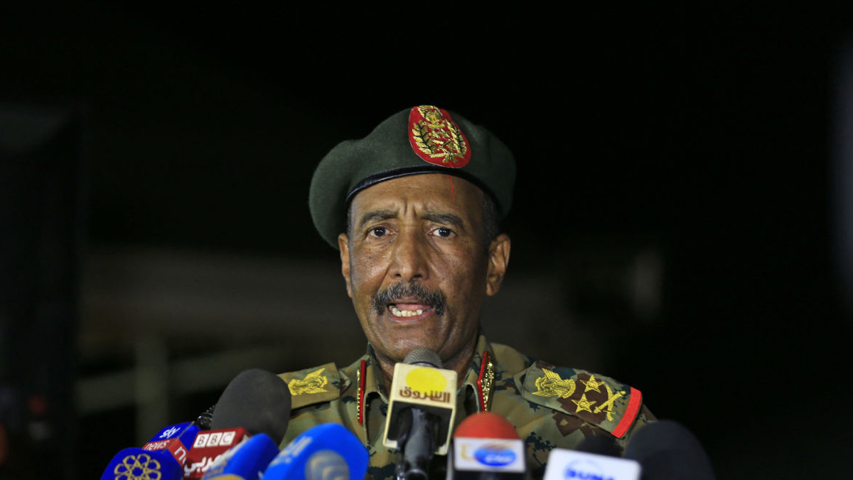 البرهان: أبلغت حمدوك بلقاء نتنياهو والطيران الإسرائيلي سيعبر الأجواء السودانية