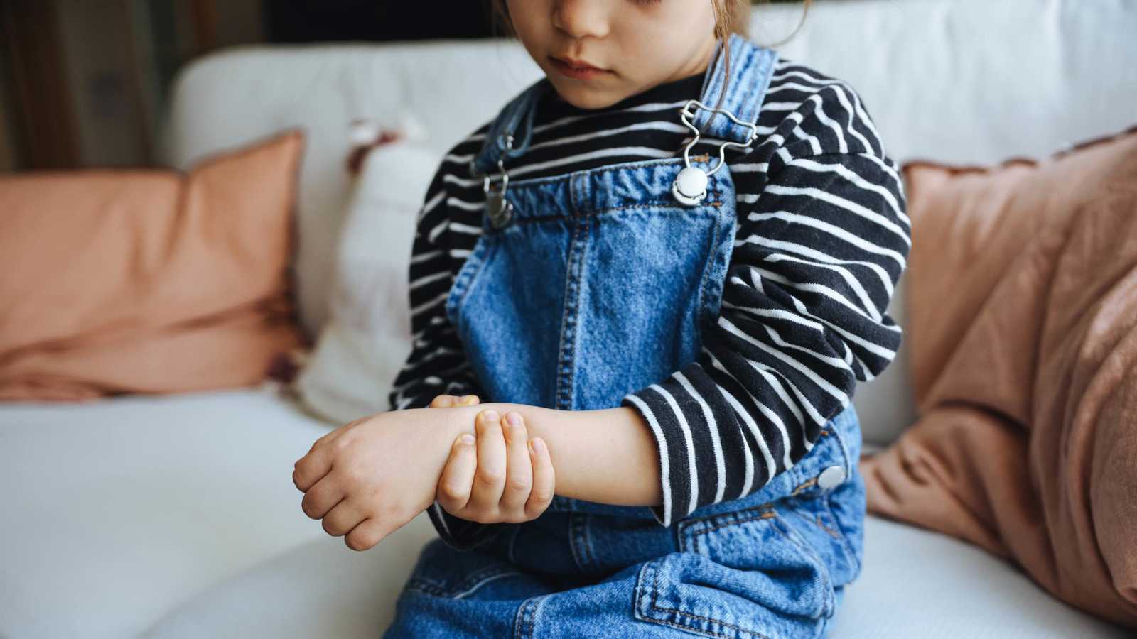 يوصف بـ"النادر".. ماذا نعرف عن مرض "العظم الزجاجي"؟