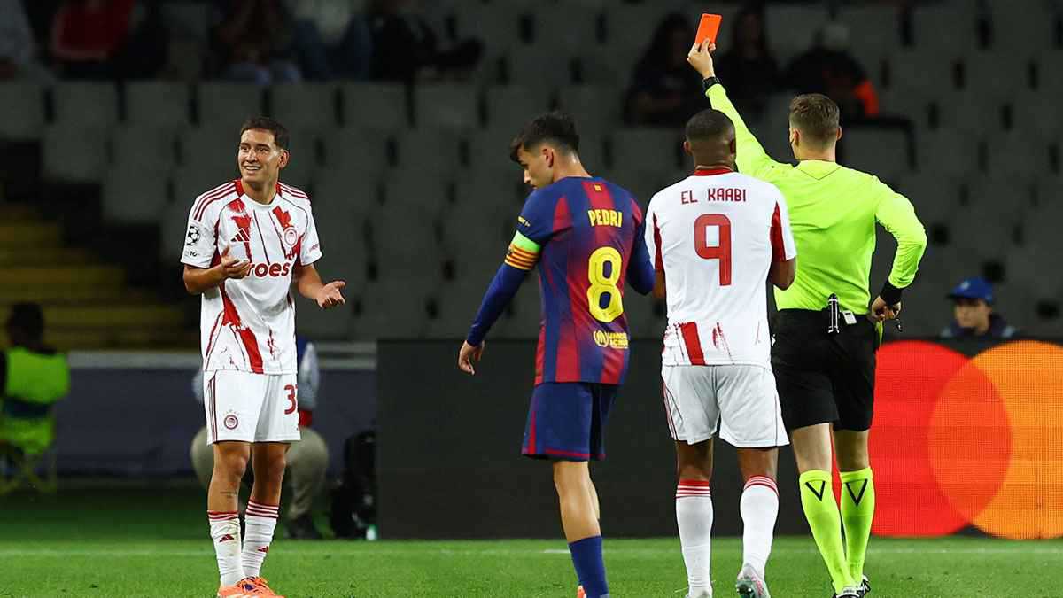 في غرفة الملابس.. توبيخ شديد لحكم مباراة برشلونة وأولمبياكوس