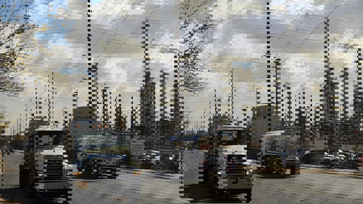 النفط ينخفض بفعل توقعات بأن يتجاوز المعروض الطلب العام المقبل