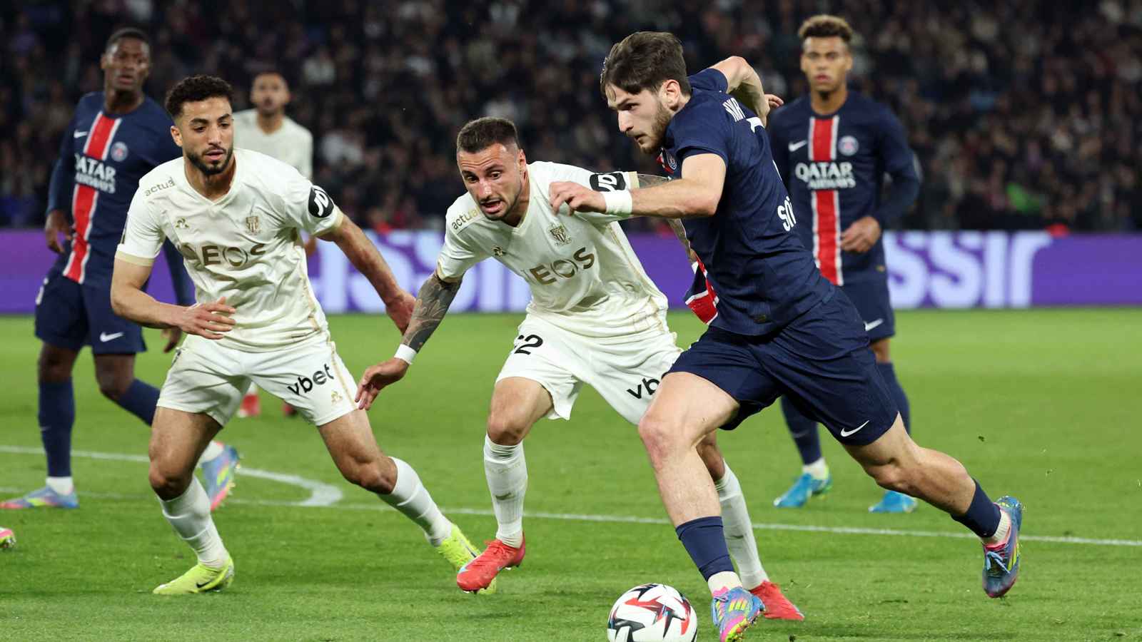 نانت الفرنسي "يصعق" باريس سان جيرمان بعد الخسارة ضد نيس في الدوري (صورة)