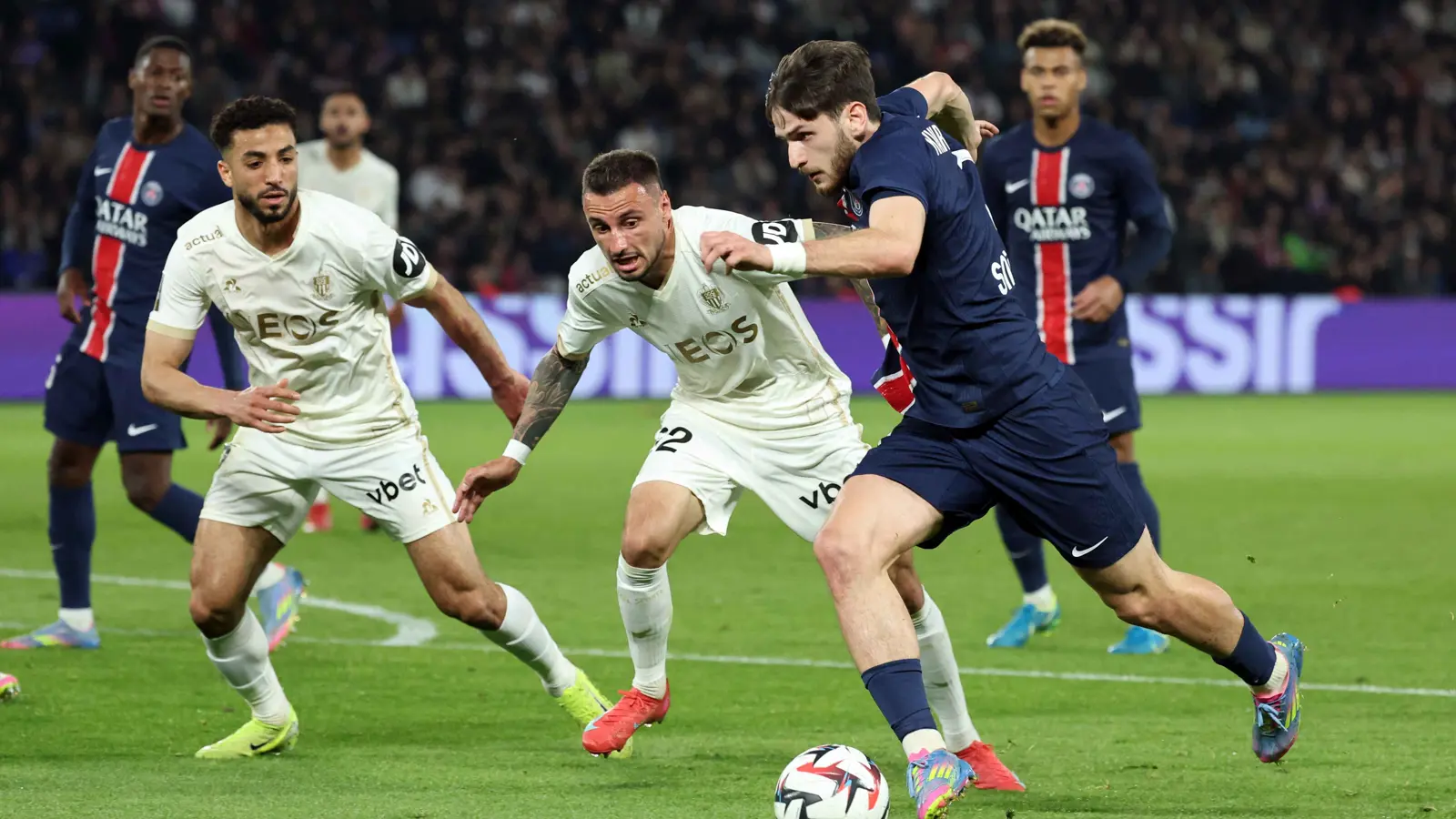 نانت الفرنسي "يصعق" باريس سان جيرمان بعد الخسارة ضد نيس في الدوري (صورة)