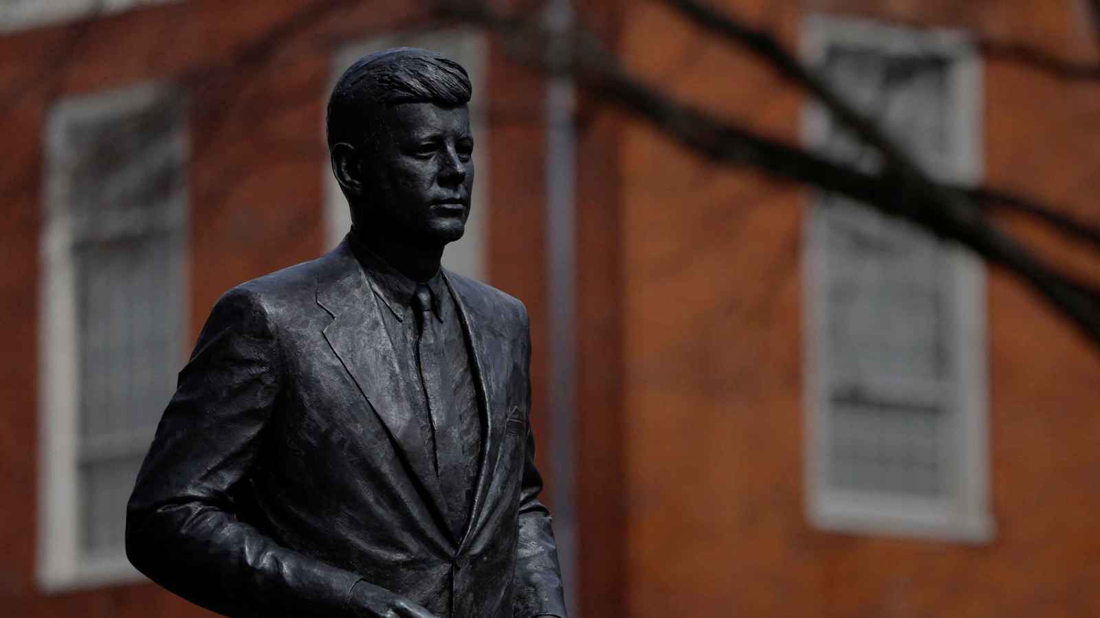 "هل تلقى القاتل مساعدة؟".. ترامب يرسخ نظرية "المؤامرة" في اغتيال كنيدي