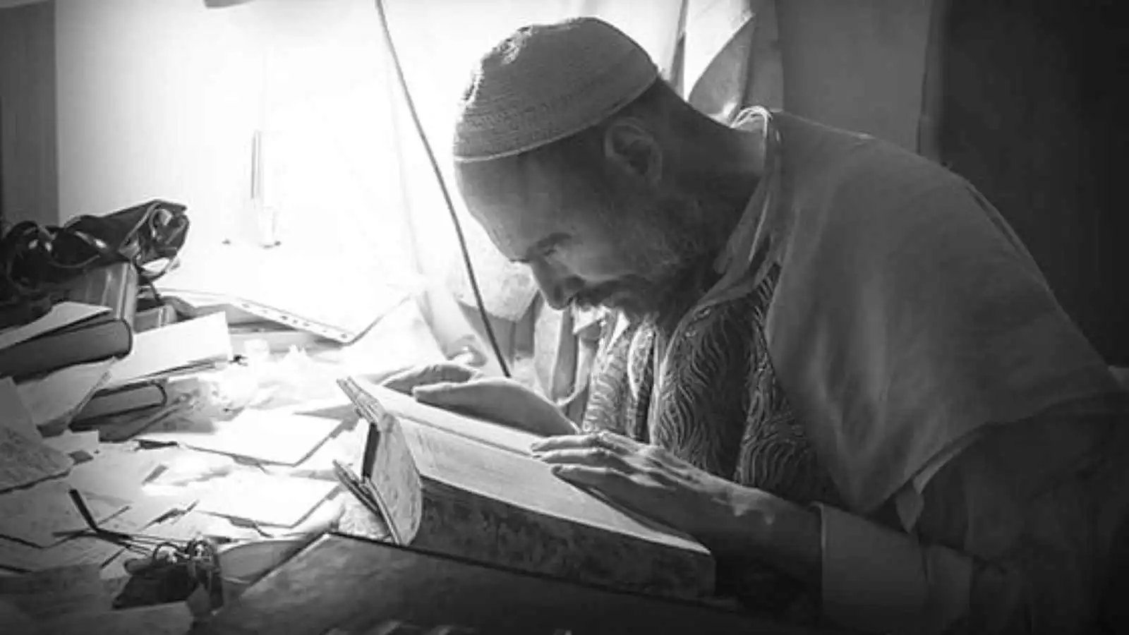 حاخام يشعل مواقع التواصل بطقوس غريبة من أجل الجنود والرهائن (فيديو)