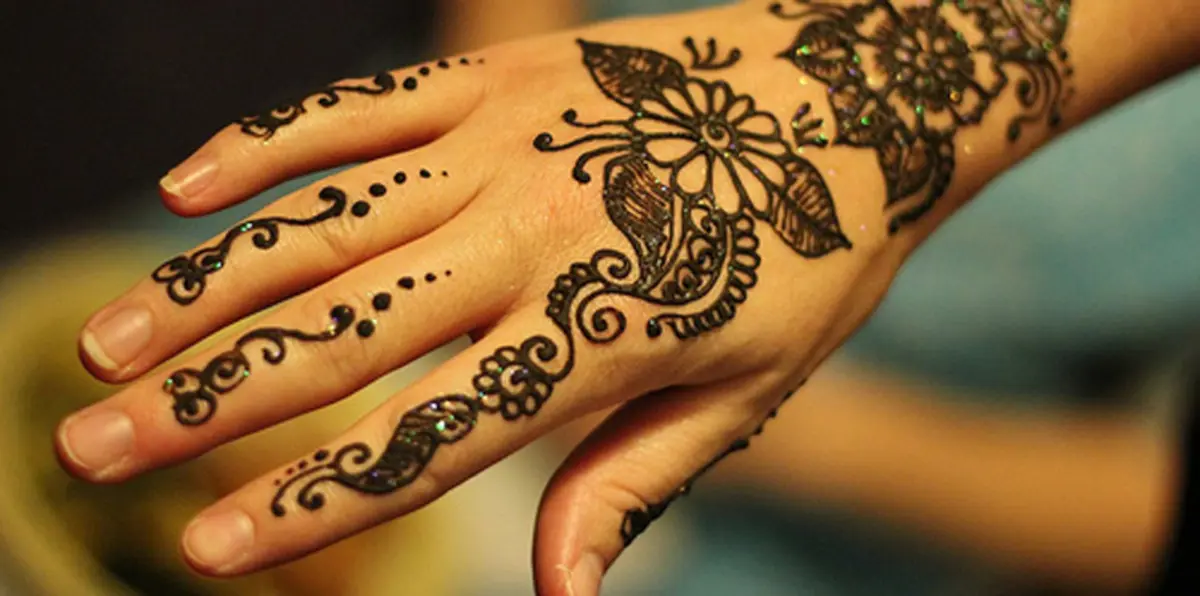 الإمارات تمنع الموظفات من نقش الحناء