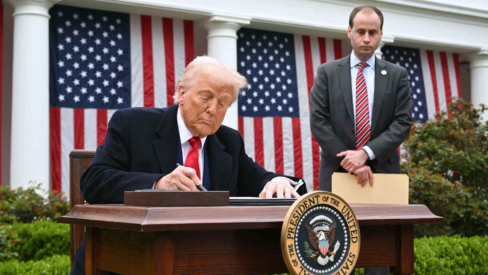 لماذا غابت 3 دول كبرى عن قائمة ترامب الجمركية؟