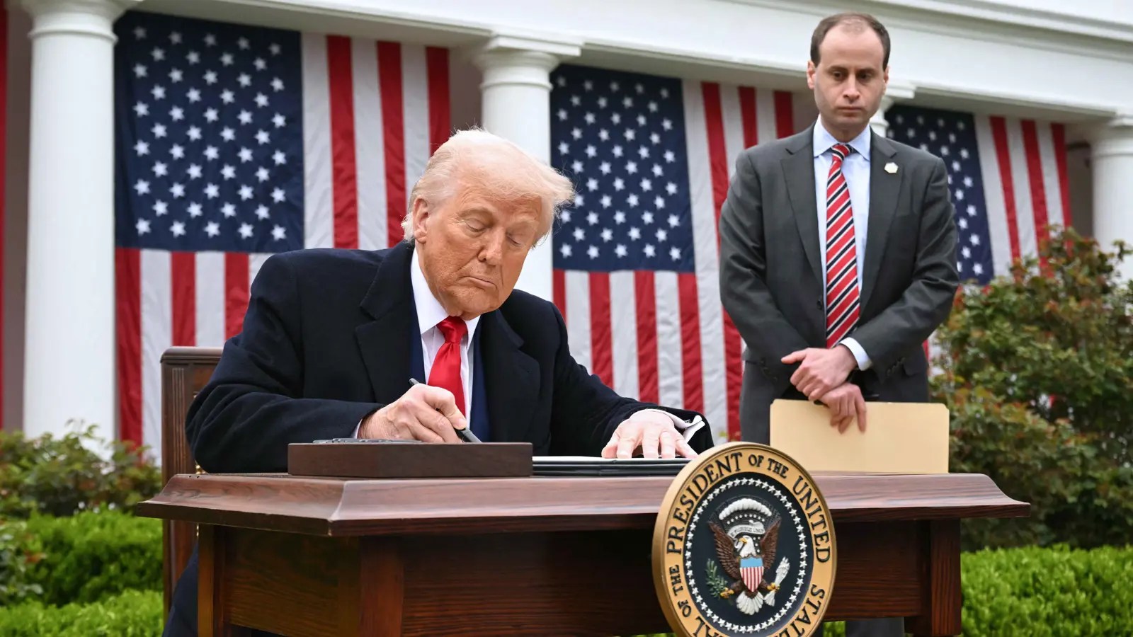 لماذا غابت 3 دول كبرى عن قائمة ترامب الجمركية؟