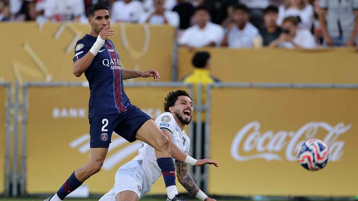 أشرف حكيمي يقلد احتفال مشجع الهلال "التريند" (صورة)