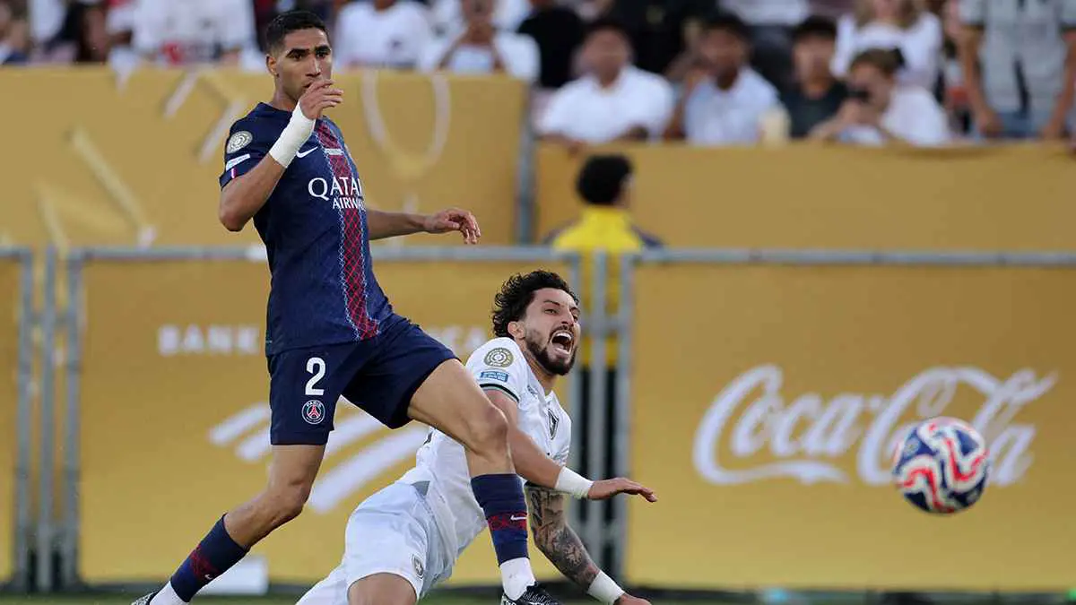 أشرف حكيمي يقلد احتفال مشجع الهلال "التريند" (صورة)