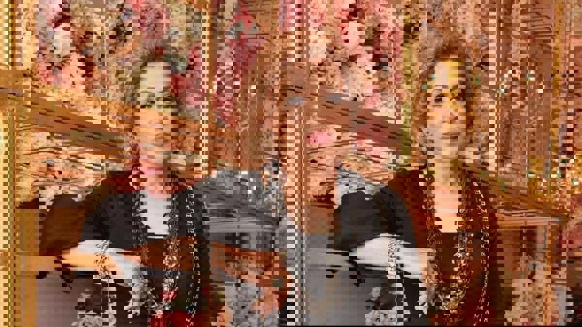 الفنانة العمانية فخرية خميس توجه رسالة لجمهورها من داخل المستشفى (فيديو)