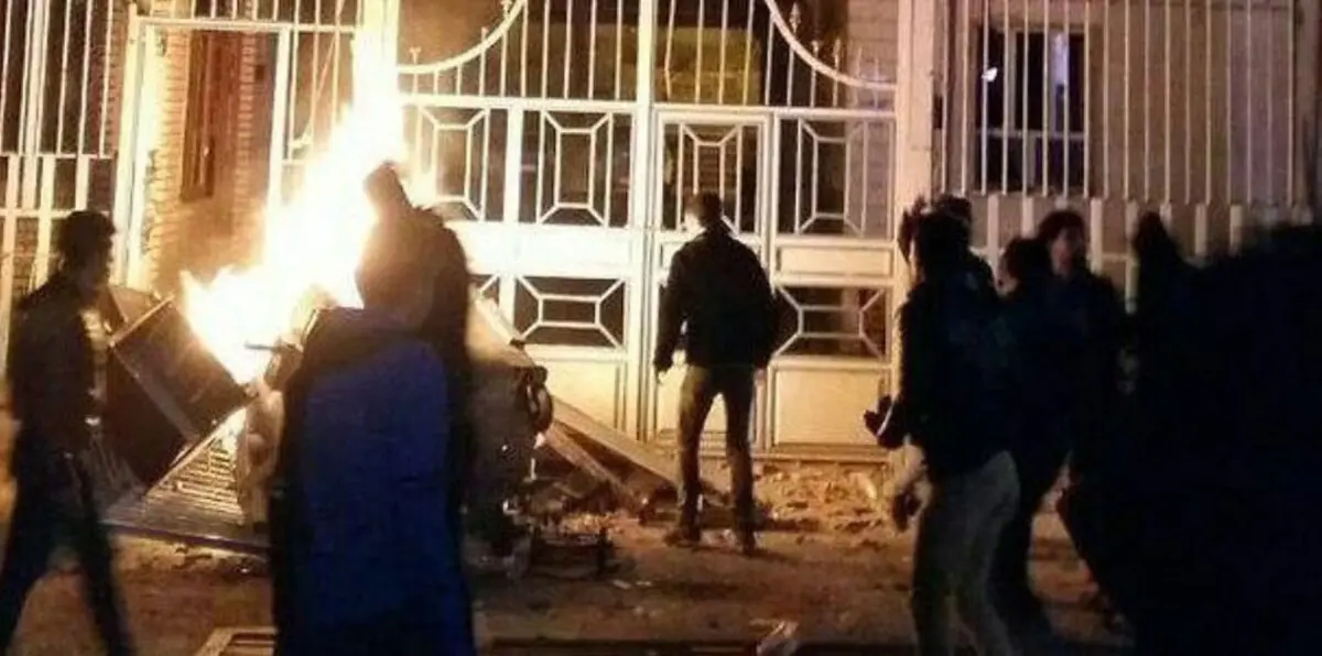 بالفيديو.. محتجون يحرقون باصات قوات "الباسيج" في مدينة أصفهان