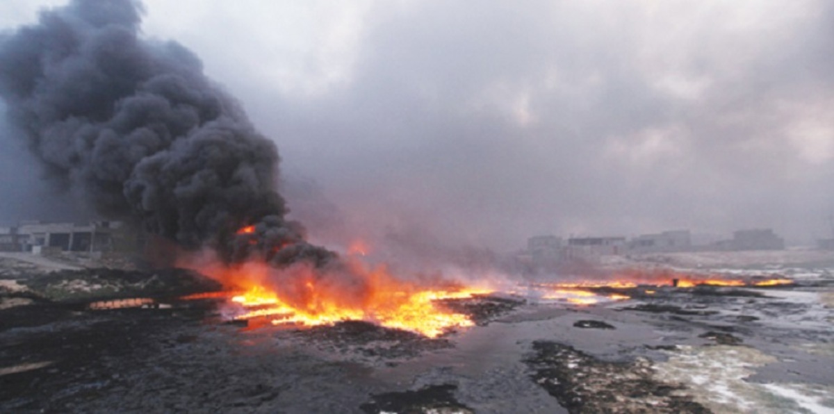 القيارة العراقية بعد استعادتها.. النار تحرق "فرحة" التحرير‎ (صور)