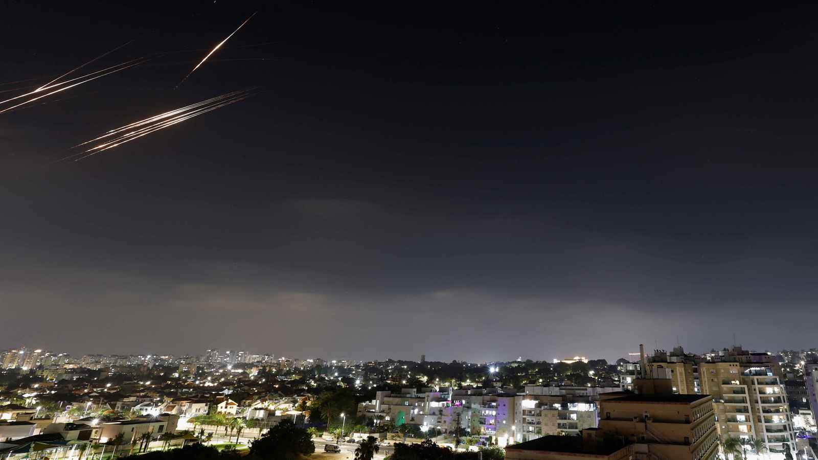 الجيش الإسرائيلي يعلن رصد إطلاق صواريخ من إيران (فيديو)