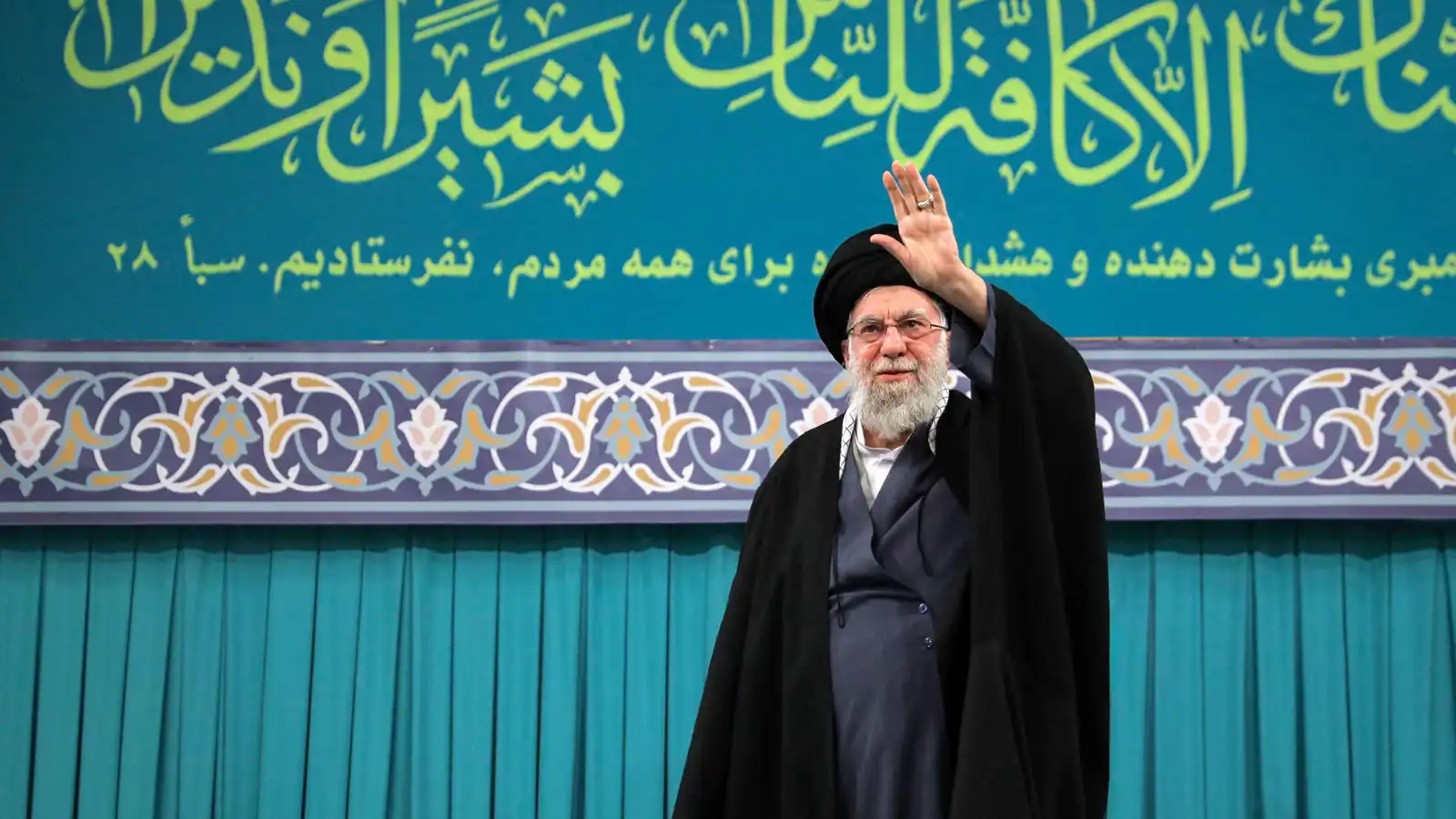 الرئيس الإيراني يتوعد بـ"حرب شاملة" حال الاعتداء على خامنئي