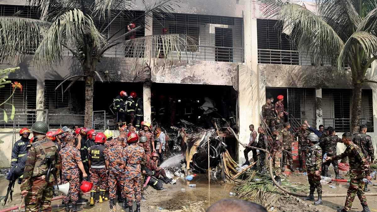 قتلى وجرحى إثر سقوط طائرة عسكرية على حرم جامعي في بنغلاديش (فيديو)