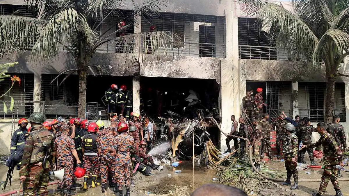 قتلى وجرحى إثر سقوط طائرة عسكرية على حرم جامعي في بنغلاديش (فيديو)