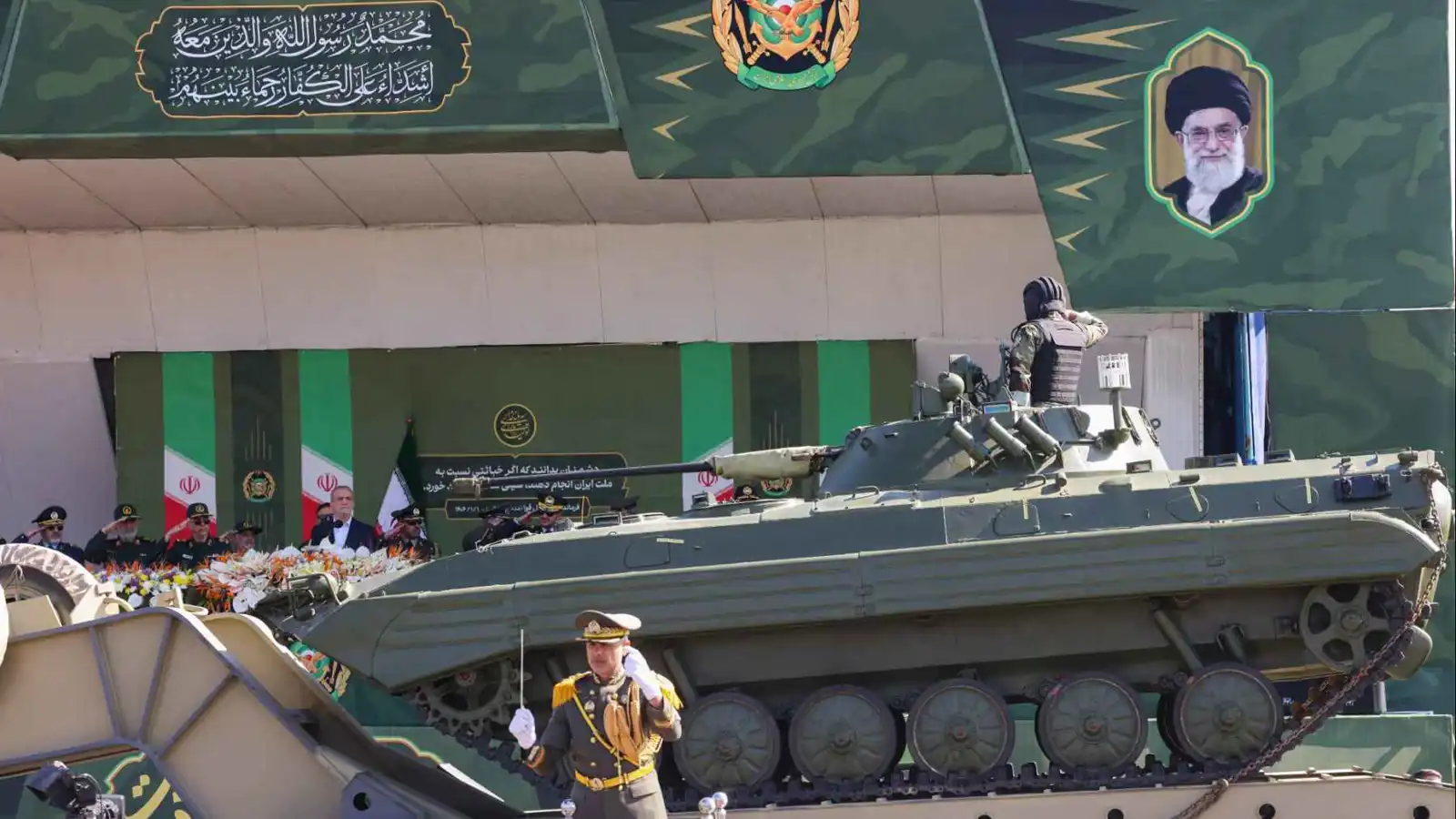 إيران "معزولة" عن العالم.. انتشار عسكري وأمني في جميع المدن لقمع الاحتجاجات