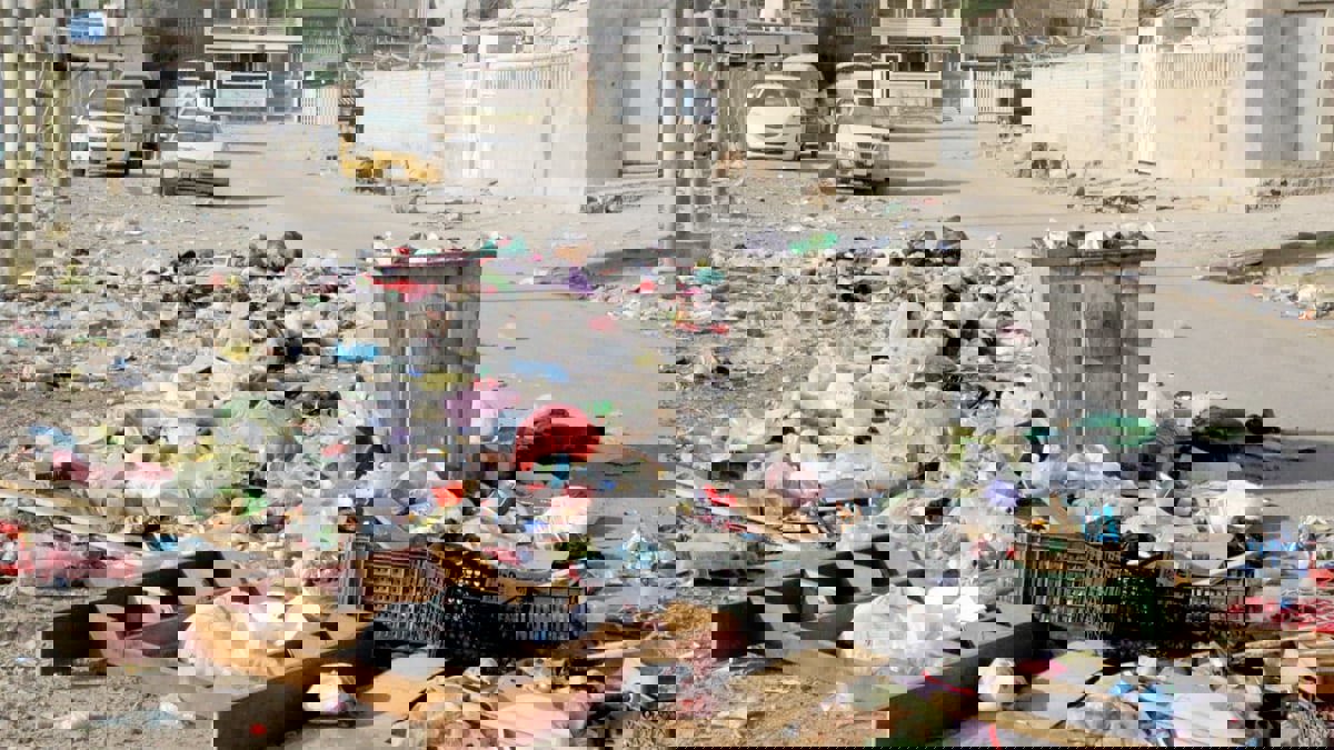 "الإيمان" سرّها.. عراقية فقدت أبناءها الأربعة وتقتات من القمامة