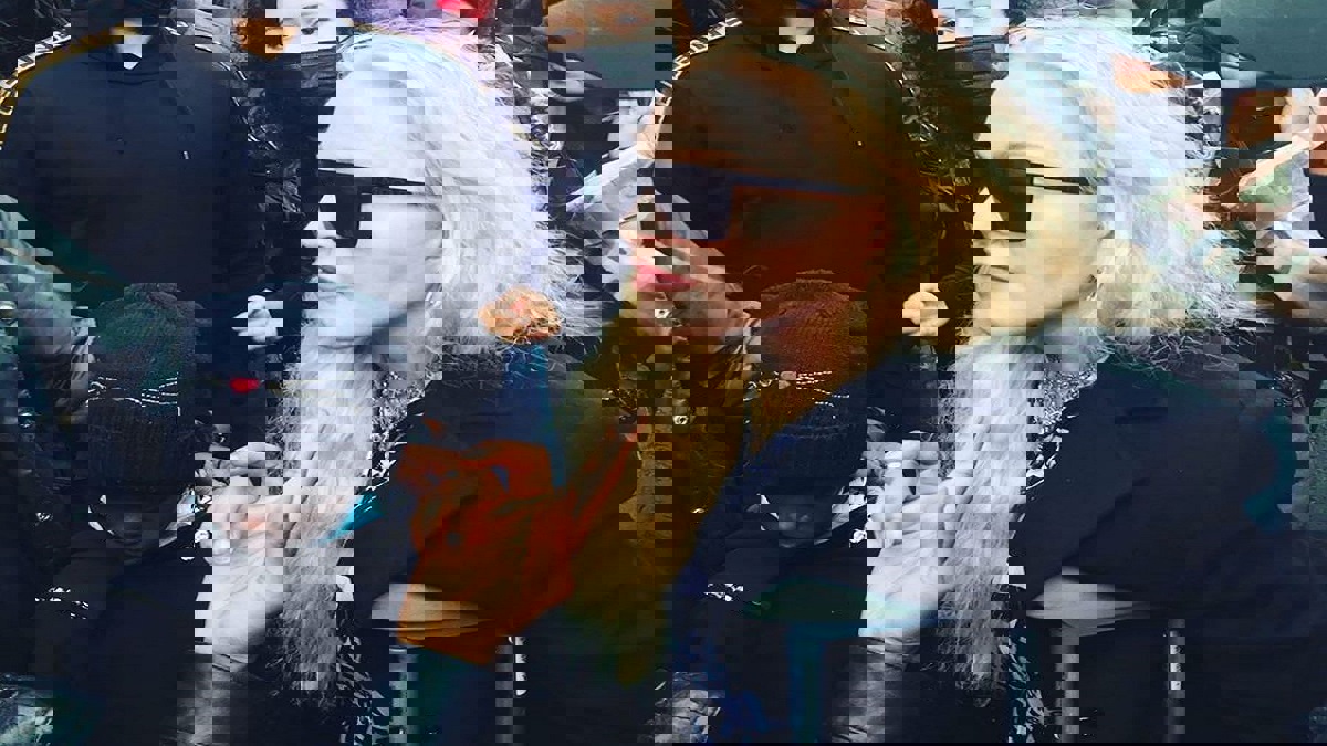 مادونا تشارك في احتجاجات ضد العنصرية على عكازين