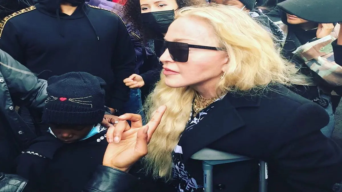 مادونا تشارك في احتجاجات ضد العنصرية على عكازين