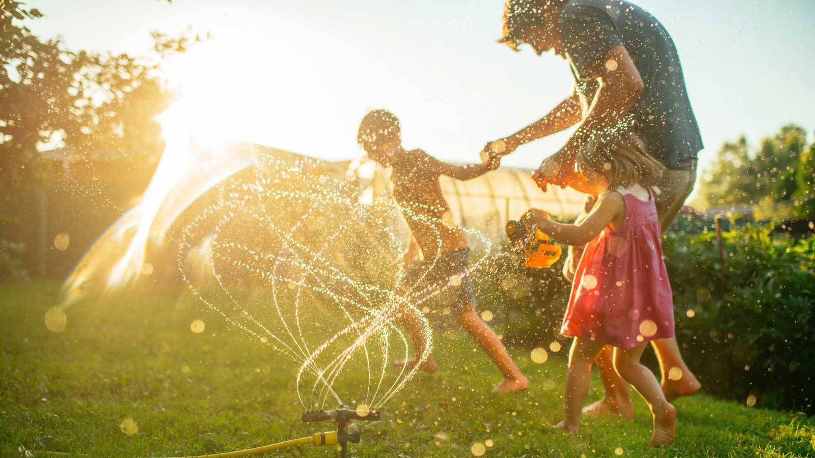 مع ارتفاع درجات الحرارة.. كيف تحمي طفلك من ضربات الشمس؟