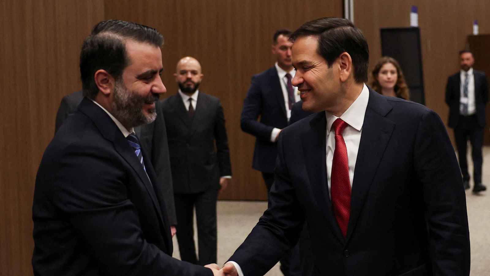 "طرد المقاتلين الأجانب" يثير الجدل حول هيمنة أمريكية على القرار السوري