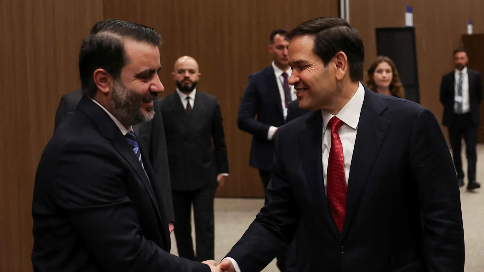 "طرد المقاتلين الأجانب" يثير الجدل حول هيمنة أمريكية على القرار السوري