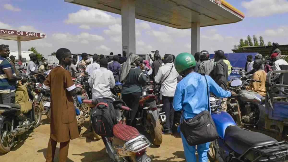 لكسر الحصار عن باماكو.. النيجر ترسل 82 صهريج وقود إلى مالي