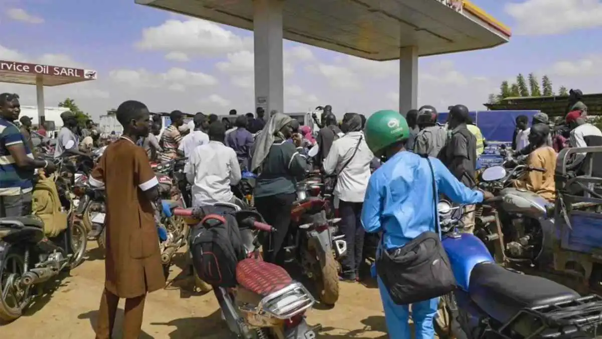 لكسر الحصار عن باماكو.. النيجر ترسل 82 صهريج وقود إلى مالي