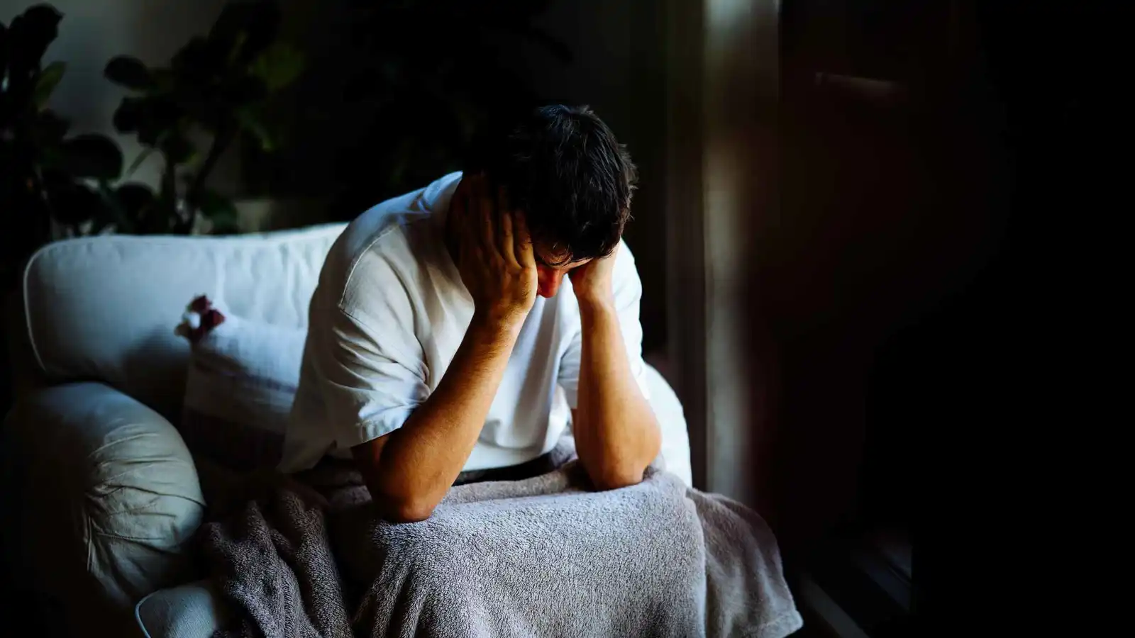 اكتشاف علمي يفسر تحوّل الألم المزمن إلى اكتئاب