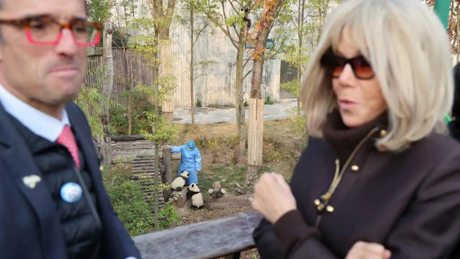 زوجة ماكرون  ومدير حديقة بوفال يزوان مركز تربية الباندا الصيني 