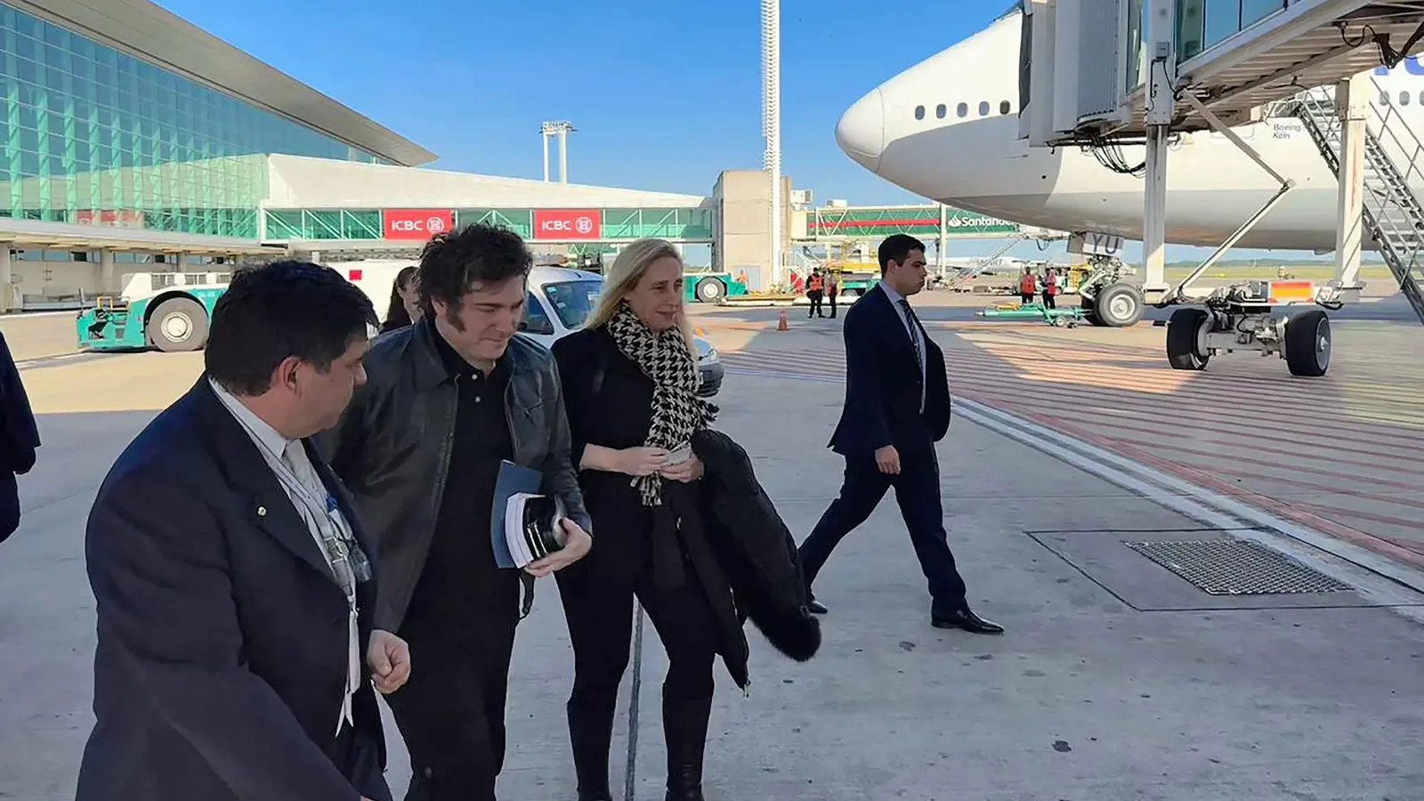 بعد احتجازها.. ترحيل عائلة فلسطينية من الأرجنتين