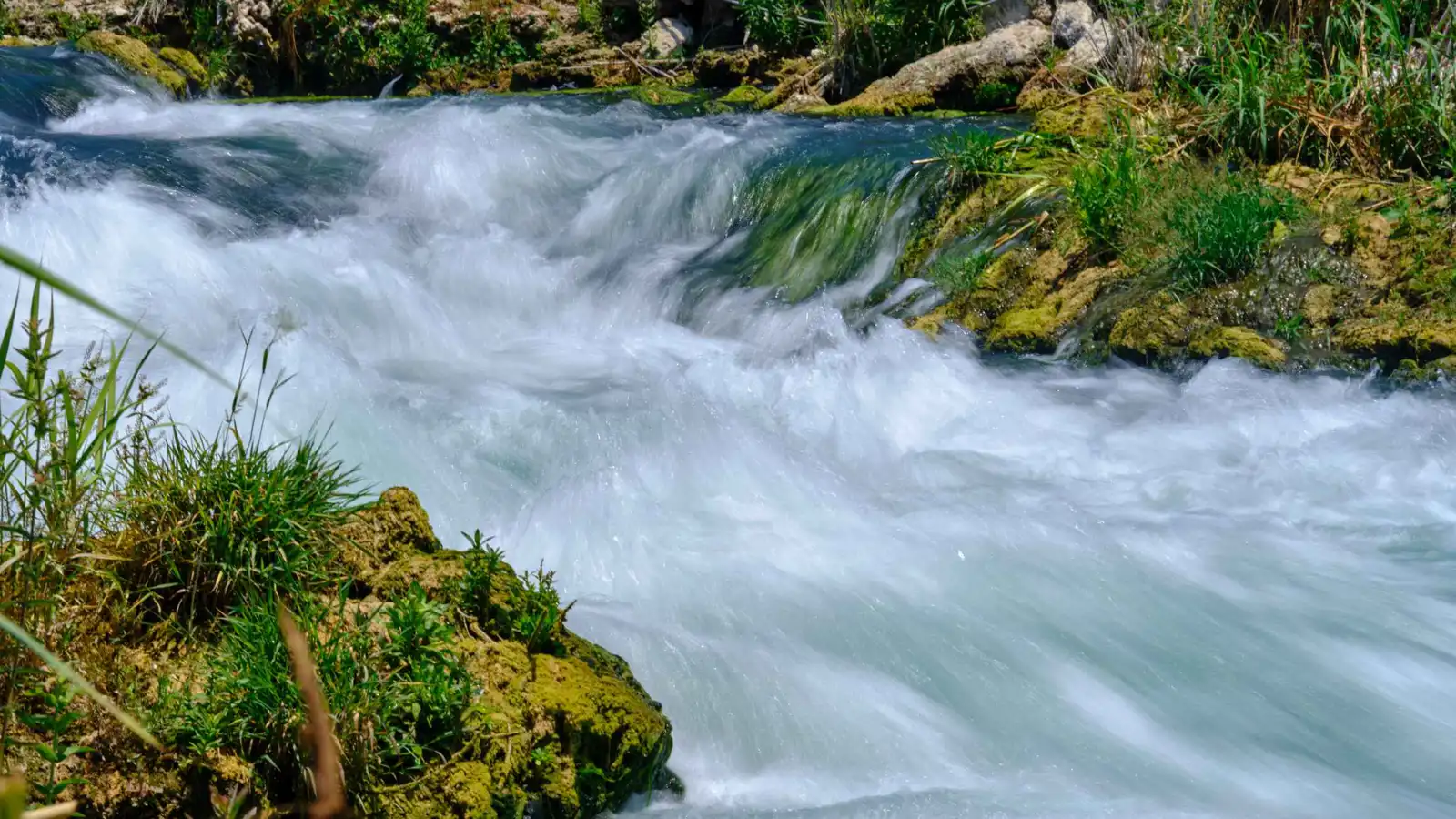 مشهد يحبس الأنفاس.. قارب يعلق على حافة سد شاهق (فيديو)