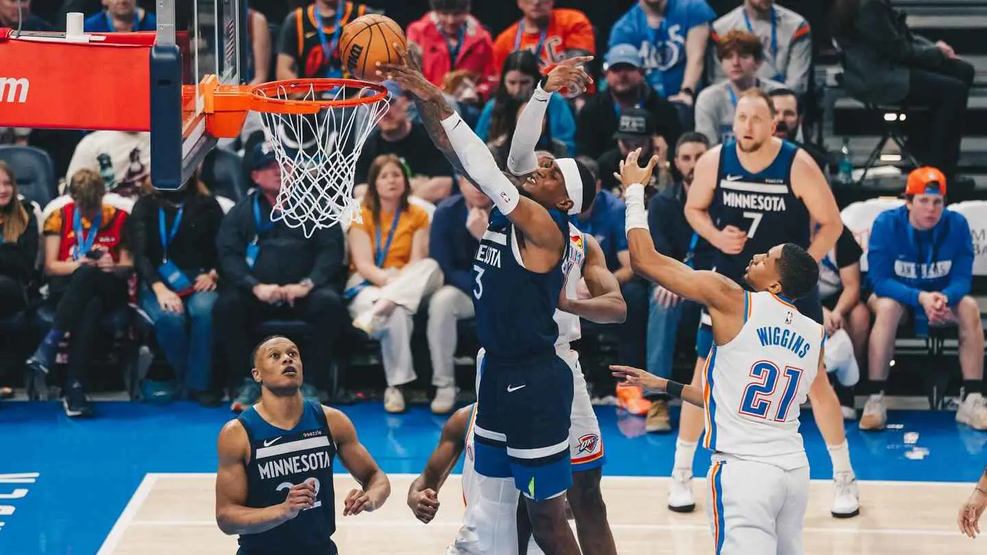 تمبروولفز يخطف انتصارا مثيرا من أوكلاهوما سيتي في دوري السلة الأمريكي (فيديو)