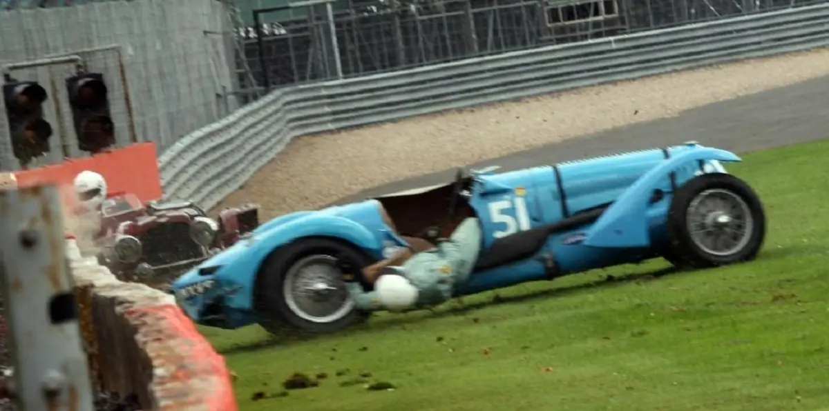 نجاة متسابق سيارات من الموت في حادث درامي (صور)