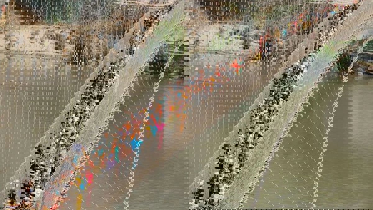 افتتح الأسبوع الماضي بعد تجديده.. 132 قتيلا إثر انهيار جسر في الهند