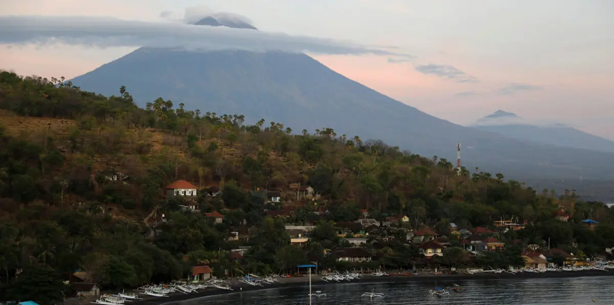 إندونيسيا.. إجلاء 100 ألف شخص من محيط البركان "الثائر" بجزيرة بالي السياحية