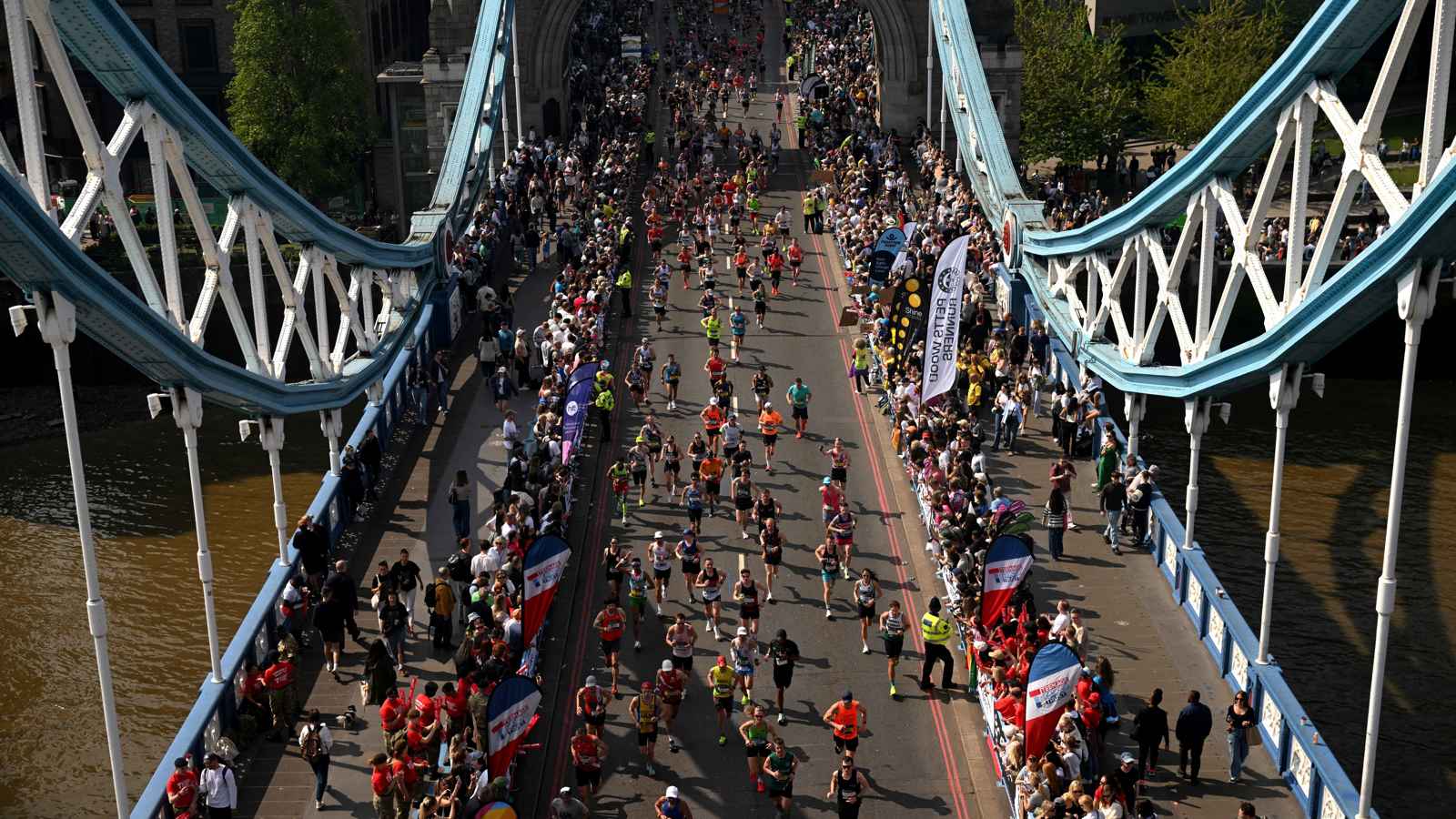 دعما للفلسطينيين.. ناشطتان تعرقلان ماراثون لندن بالمسحوق الأحمر (فيديو)