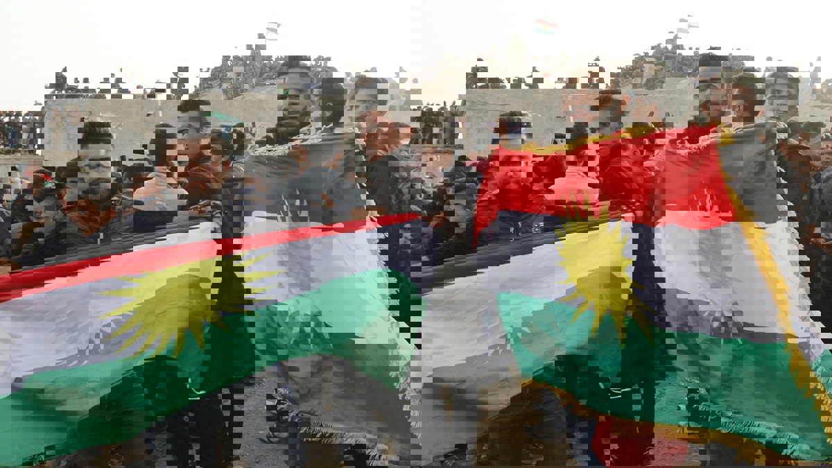 كوادر حزب طالباني تعتصم في كركوك العراقية رفضًا لإنزال العلم الكردي‎