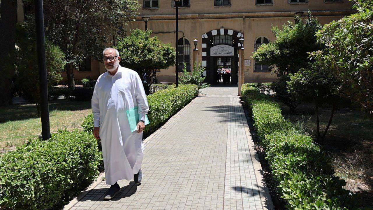 طالب سوري يعود للدراسة بعد 44 عامًا من الانقطاع (صور)