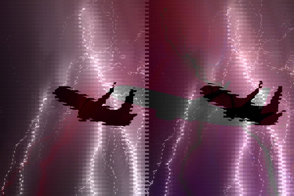 هبطت بأعجوبة.. عاصفة تهشم مقدمة طائرة نمساوية (صور)