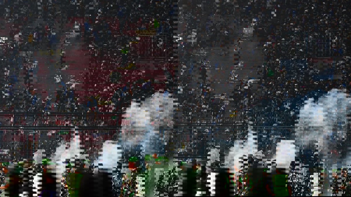 رئيس إندونيسيا يأمر بإيقاف الدوري بعد وفاة 125 مشجعا