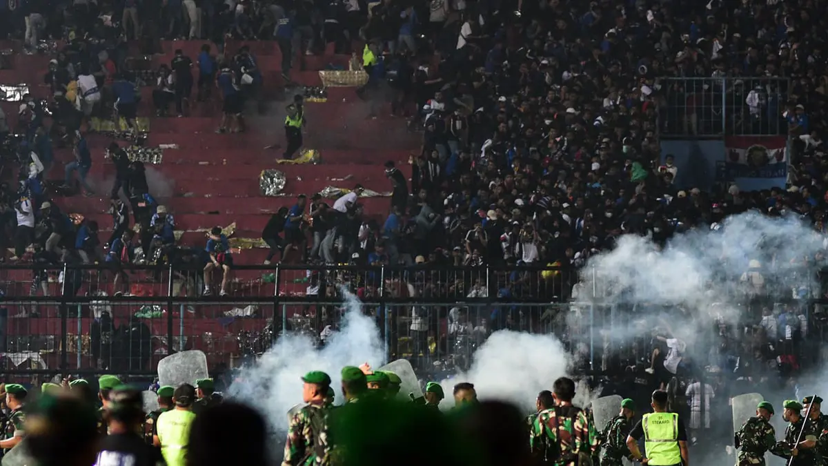 رئيس إندونيسيا يأمر بإيقاف الدوري بعد وفاة 125 مشجعا