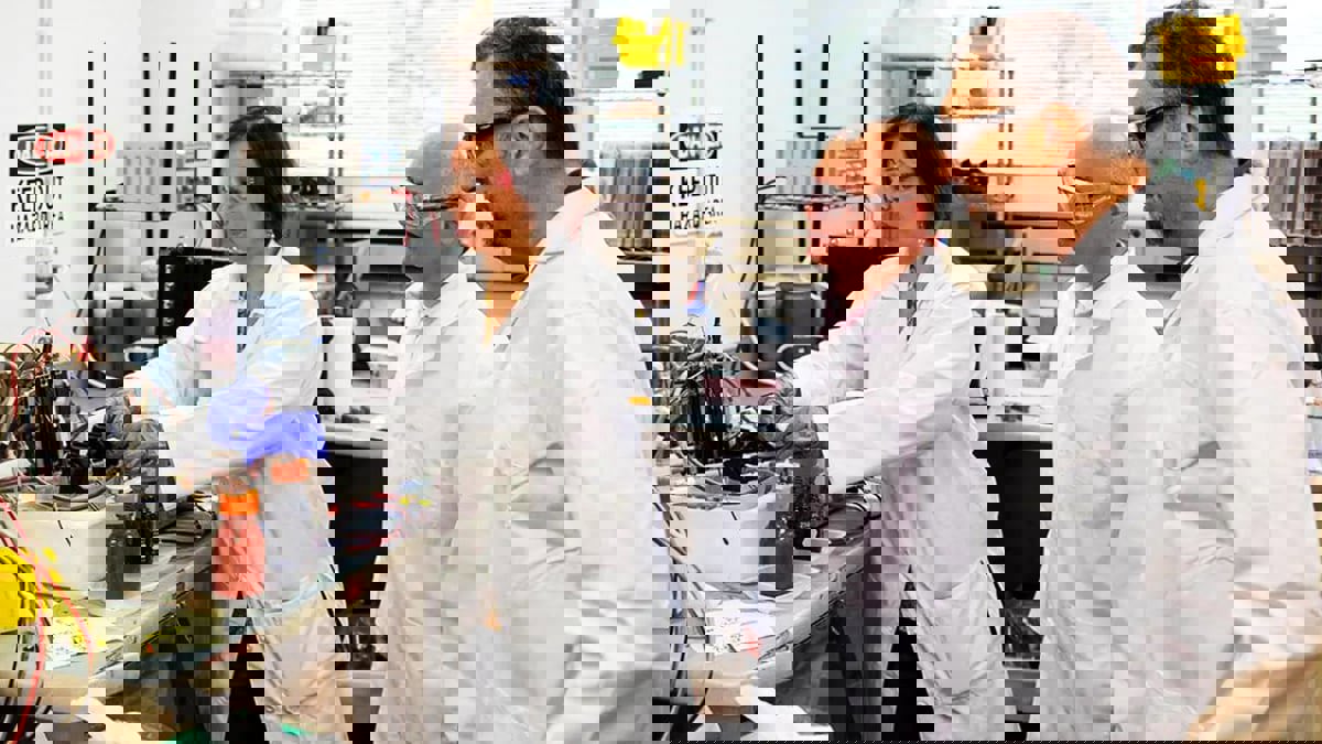 ابتكار وقود كهربائي قابل لإعادة الشحن للسيارات الكهربائية