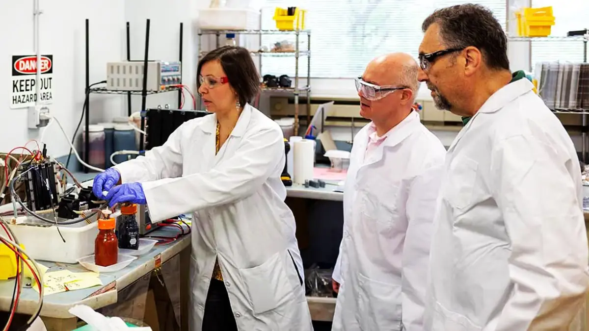 ابتكار وقود كهربائي قابل لإعادة الشحن للسيارات الكهربائية