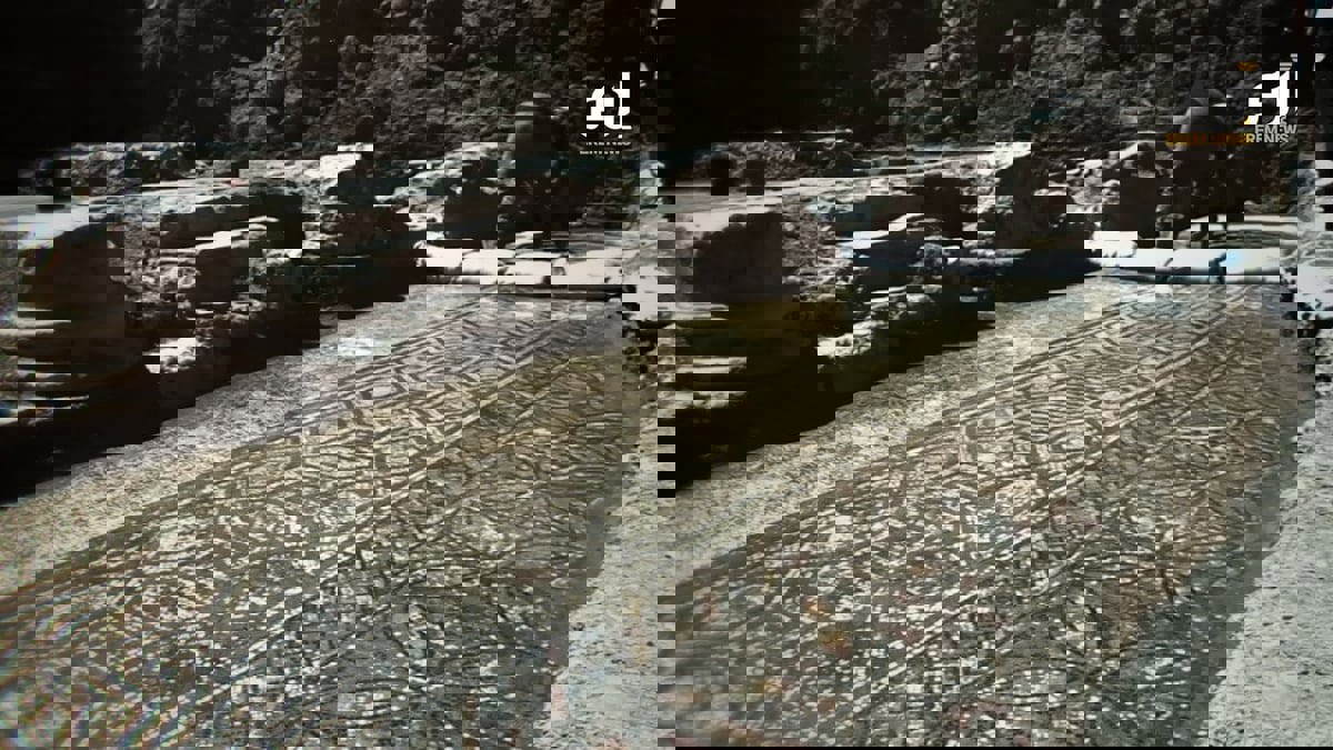 تعود إلى القرن الـ14.. اكتشاف لوحة فسيفسائية بطول 12 مترا في سوريا